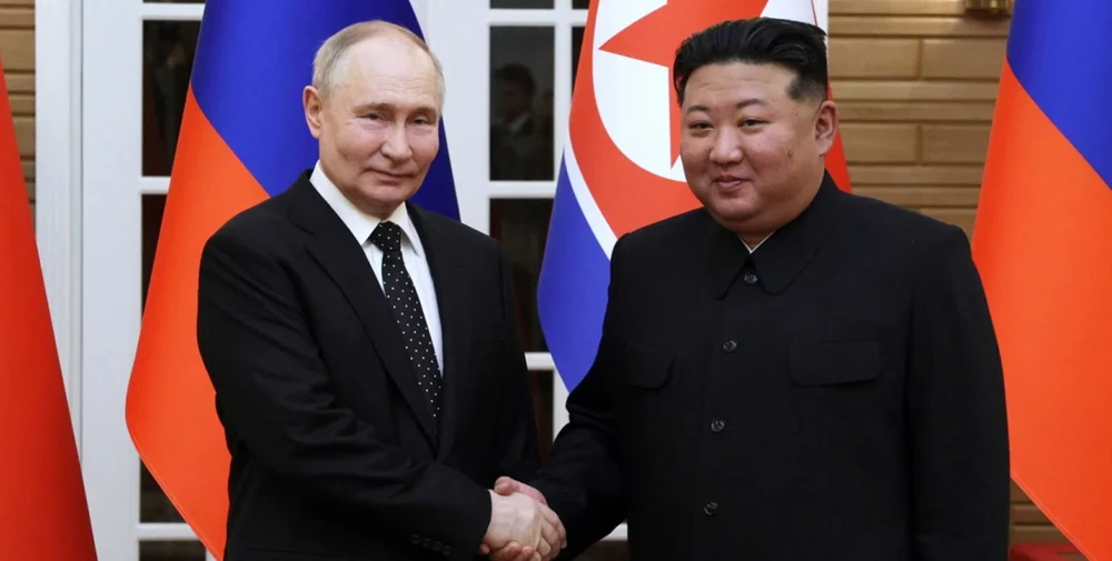 Tổng thống Nga Vladimir Putin (trái) gặp lãnh đạo Triều Tiên Kim Jong-un hồi tháng 6. Ảnh: REUTERS