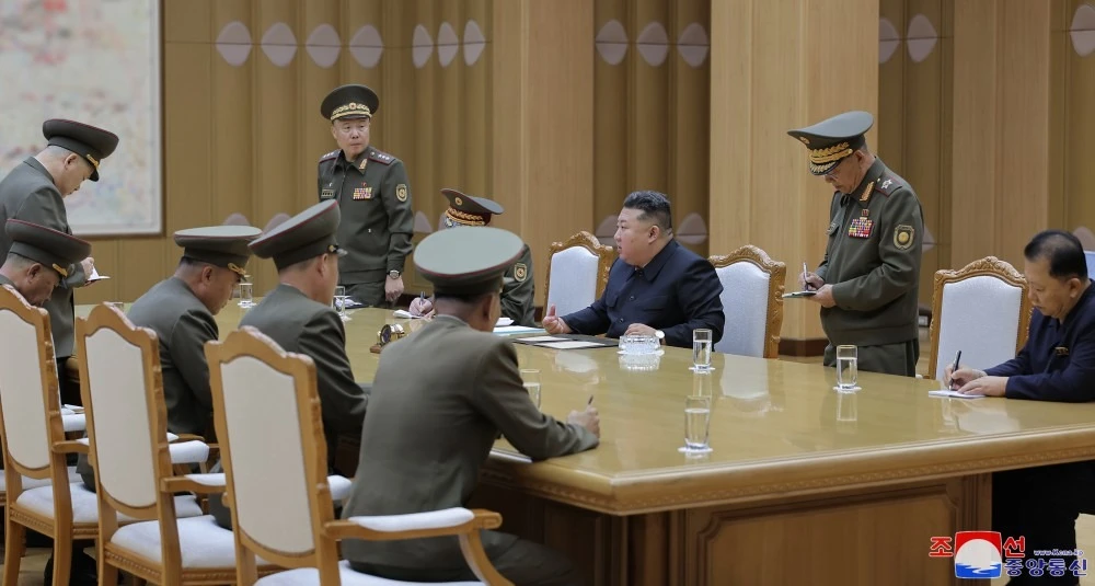 Lãnh đạo Triều Tiên Kim Jong-un họp cùng các quan chức an ninh cấp cao của Bình Nhưỡng ngày 14-10. Ảnh: KCNA