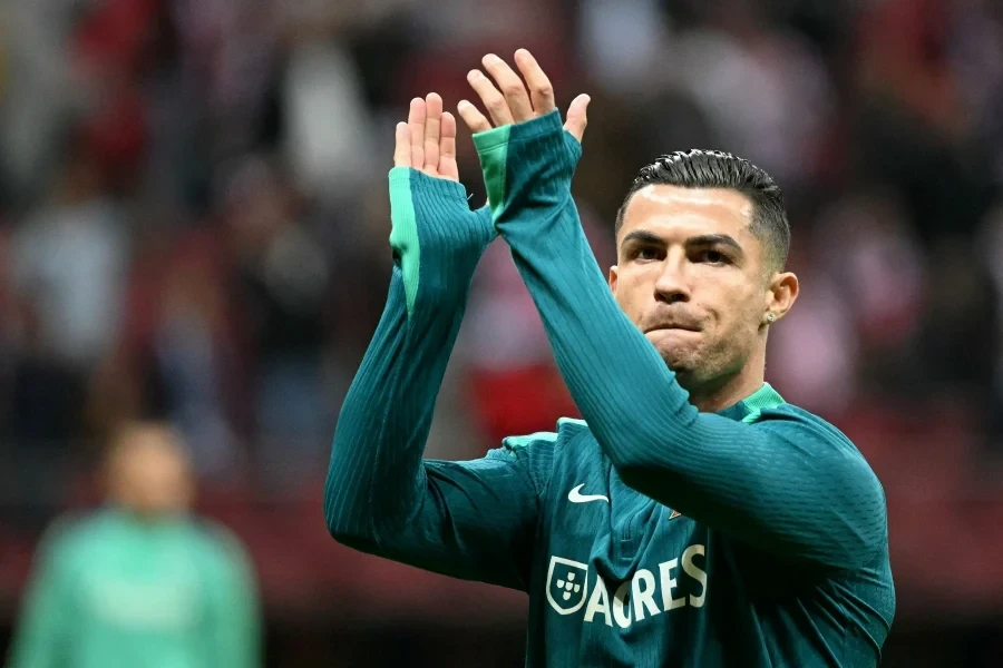 HLV Martinez ca ngợi Ronaldo là độc nhất vô nhị. Ảnh: AFP