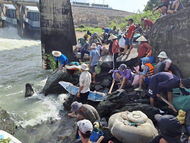 Niềm vui đánh bắt cá trở lại khi Thủy điện Trị An ngừng xả tràn, tụ tập hàng trăm người