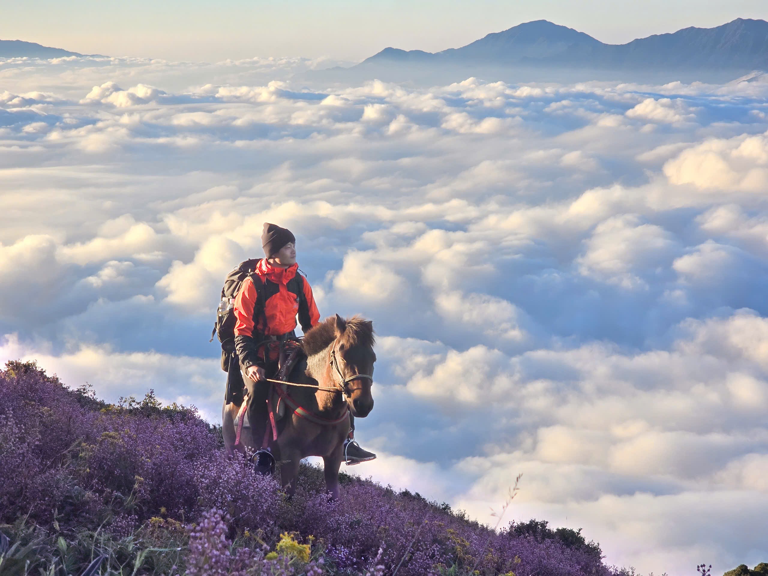 A Rùa, một người dân tộc Mông bản địa, đã có bốn năm kinh nghiệm dẫn đoàn trekking lên đỉnh Tà Chì Nhù. Mỗi ngày, anh dẫn khách từ chân đồi lên đỉnh núi, giúp họ khám phá vẻ đẹp thiên nhiên kỳ vĩ của vùng đất này.