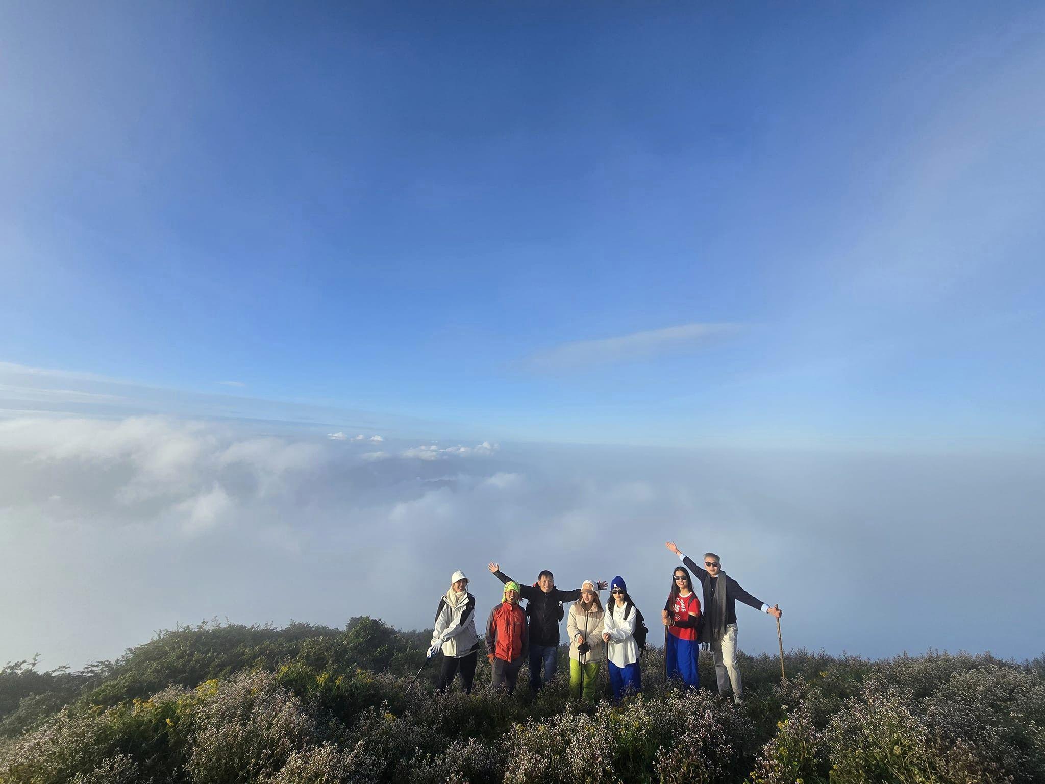 Ngoài ra, hành trình trekking lên đỉnh Tà Chì Nhù không hề dễ dàng, vì đoạn đường dốc và dài. Do đó, việc rèn luyện sức bền và chuẩn bị tinh thần trước khi đi là vô cùng quan trọng.&nbsp;