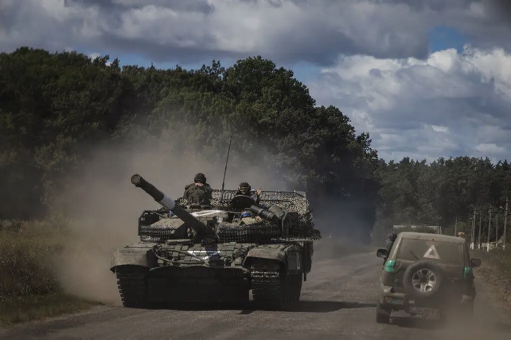 Xe tăng Ukraine di chuyển ở vùng Kursk. Ảnh: NYT.