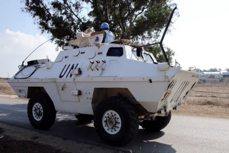 Xe bọc thép của UNIFIL làm nhiệm vụ tuần tra ở miền nam Lebanon. Ảnh: Reuters.