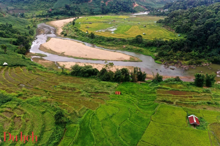 
Tháng 10, ruộng bậc thang ở Kon Tu Rằng chín vàng trong nắng cuối thu đẹp nhất trong năm. Từ trên con dốc, du khách có thể chiêm ngưỡng chiếc cầu treo Kon Tu Rằng vắt ngang qua dòng sông Đăk Bla thơ mộng.