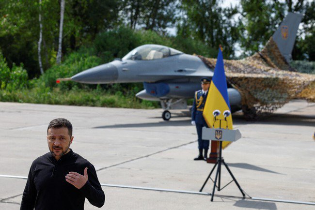 Tổng thống Ukraine Volodymyr Zelensky cho biết không quân Ukraine đang sử dụng F-16 được phương Tây cung cấp. Ảnh: Reuters