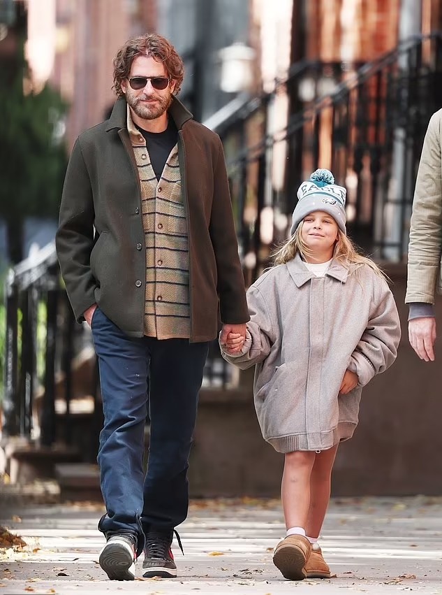 Bradley Cooper trông con gái hôm 15/10 khi Gigi và Irina diễn show nội y. Ảnh: Backgrid