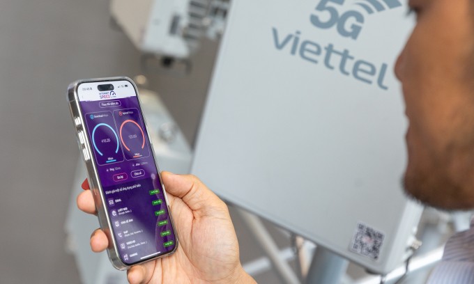 Một người đang đo tốc độ mạng 5G trên điện thoại sáng 15/10. Ảnh: Lưu Quý