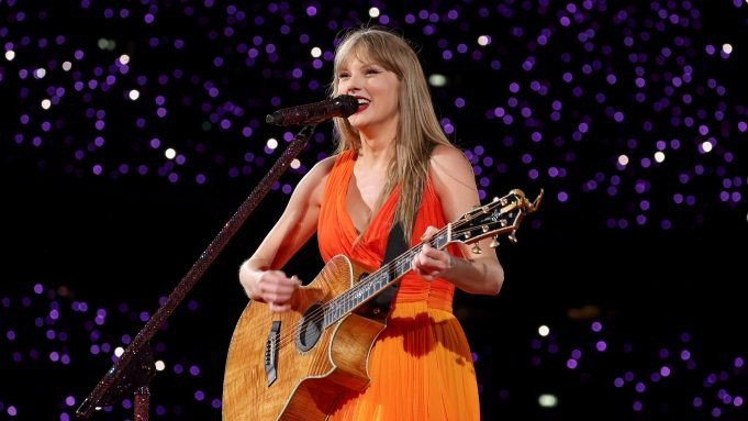 Taylor Swift trên sân khấu ở London hồi tháng 6. Ảnh: Getty.