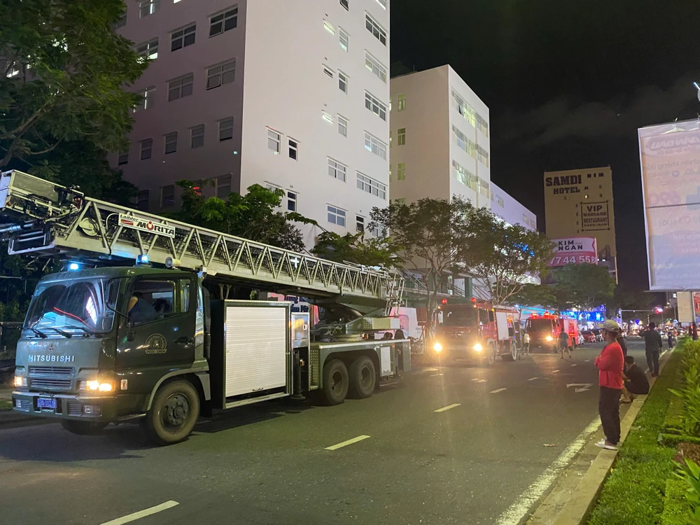 Hàng loạt phương tiện cứu hộ, chữa cháy được điều động đến hiện trường. Ảnh: MINH TRƯỜNG.