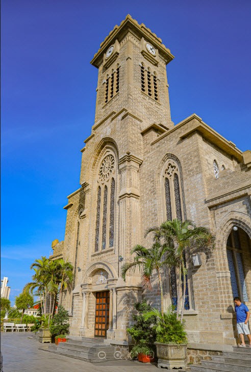 ...Và Nhà thờ Chánh tòa Nha Trang&nbsp;