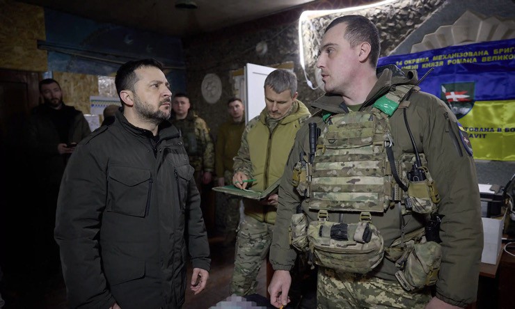 Tổng thống Ukraine Volodymyr Zelensky đến thăm binh sĩ ở&nbsp;thành phố Kupiansk vào tháng 2/2024. Ảnh: Getty Images.