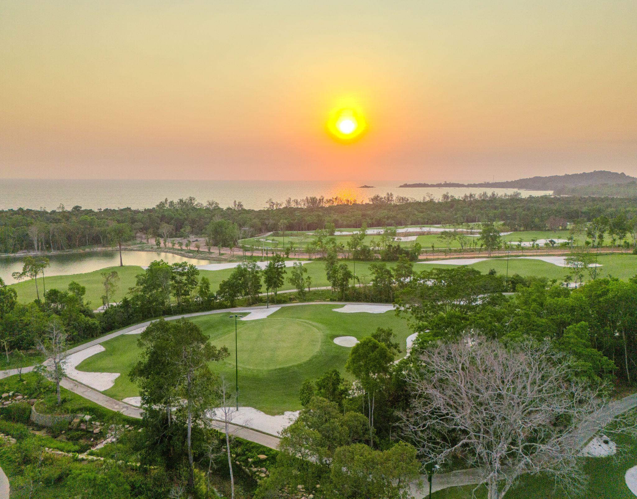 Sân golf 18 lỗ Eschuri Vung Bau Golf đang là “thỏi nam châm” hút khách tới Phú Quốc