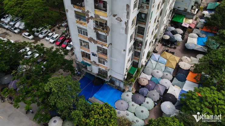 Sân chơi bị lấn chiếm diện tích, trở thành bãi để xe và hàng quán ăn uống cả ngày khiến không gian nơi đây trở nên chật chội, như bị bóp nghẹt.