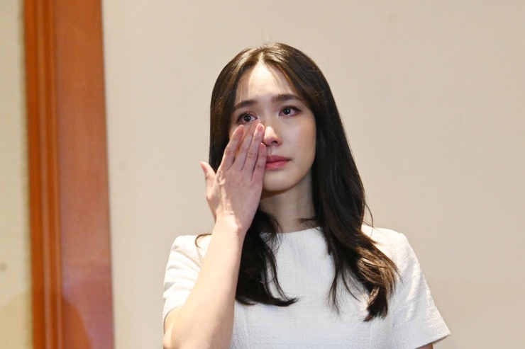 Min Pechaya burst into tears at a press conference to apologize to fans. Photo: Khaosod.