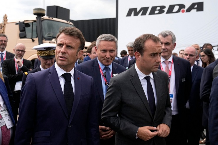 Tổng thống Pháp Emmanuel Macron (trái) và Bộ trưởng Lực lượng vũ trang Pháp Sébastien Lecornu. Ảnh: Pomona