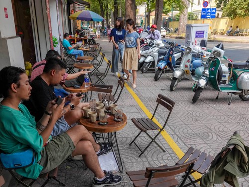 Giá cà phê nguyên liệu tăng liên tục ảnh hưởng lớn đến giá thành ly cà phê nhưng khó biến loại thức uống này thành món hàng xa xỉ. Ảnh: HOÀNG TRIỀU