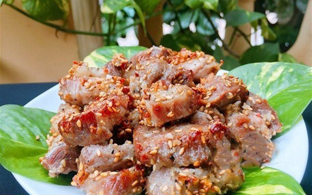 Tuyệt đối không ăn thịt lợn nếu chưa nấu chín kỹ. Ảnh minh họa