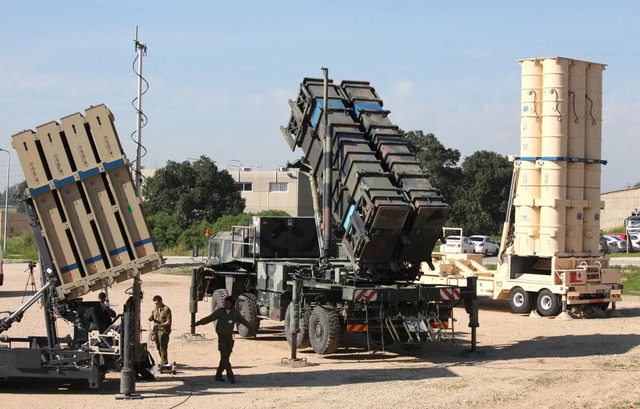 Hệ thống phòng thủ Iron Dome của Israel (trái), hệ thống tên lửa đất đối không SAM, MIM-104 Patriot (giữa) và tên lửa chống đạn đạo Arrow 3 (phải), trong cuộc tập trận chung với Mỹ ở miền trung Israel năm 2016. (Nguồn: Getty Images)