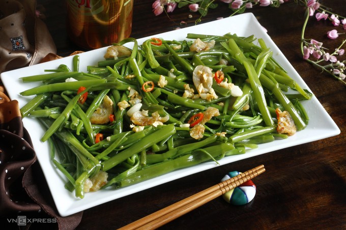 Dầu ăn dùng món xào nhiệt thấp hoặc trộn salad. Ảnh: Bùi Thủy