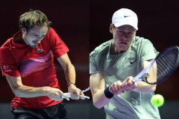 Video tennis Medvedev - Sinner: Ngỡ ngàng set thua 0-6, hẹn đấu Djokovic (Six Kings Slam)