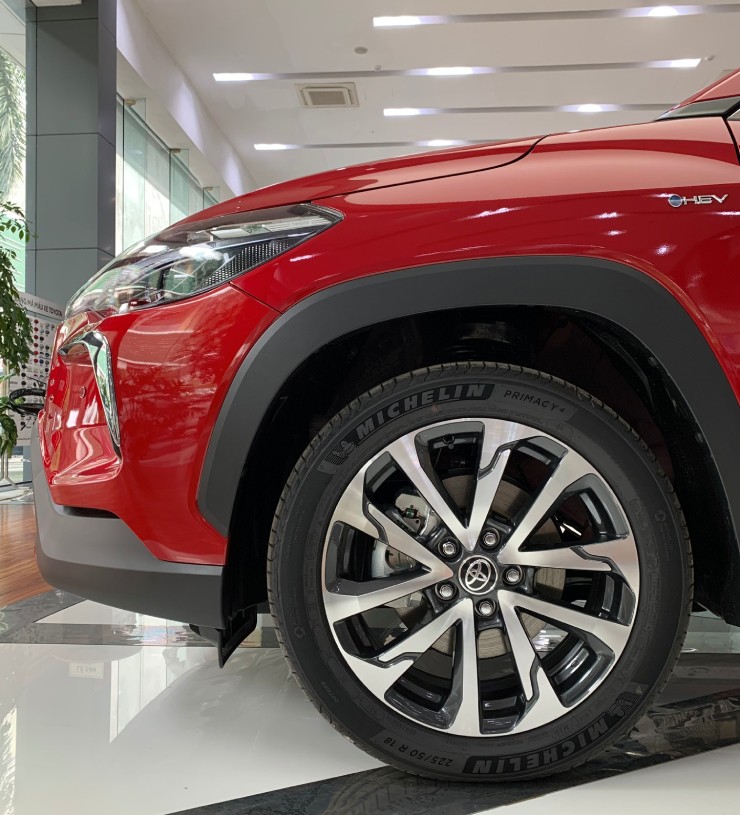 Mâm xe Corolla Cross cỡ 18 inch với các chấu thể thao. Màu sắc đen trắng tương phản tạo nên nét sang trọng và mạnh mẽ.&nbsp;
