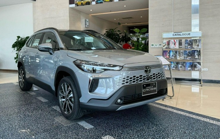 Nhờ các ưu thế cả về ngoại và nội thất lẫn trang bị an toàn, 2024 Toyota Corolla Cross đang tỏ ra cạnh tranh rất mạnh với các đối thủ trong cùng phân khúc SUV đô thị cỡ nhỏ. Xe có tất cả 5 màu tùy chọn: Đen, Đỏ, Xám ánh bạc, Xám, và Trắng ngọc trai. Ảnh: Corolla Cross bản màu Xám ánh bạc.&nbsp;
