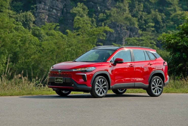 2024 Toyota Corolla Cross có tất cả 2 phiên bản: Corolla Cross 1.8V giá niêm yết 820 triệu đồng; Corolla Cross 1.8 HEV giá niêm yết&nbsp;&nbsp;được thiết kế 905 triệu đồng. Mẫu SUV này thiết kế&nbsp;theo ngôn ngữ đậm chất thể thao và hiện đại, giúp tạo nên nét riêng và sự khác biệt cho mẫu xe này. Ảnh: Corolla Cross bản màu Đỏ.&nbsp;
