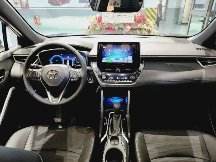 Không gian nội thất của 2024 Toyota Corolla Cross được thiết kế tinh tế và thông minh. Điểm nhấn nổi bật trong khoang cabin xe là màn hình kích thước lớn 12.3 inch, tích hợp đầy đủ các tính năng hiện đại như hệ thống giải trí, điều khiển thông minh và định vị GPS.&nbsp;
