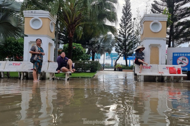 Triều cường vượt báo động 3, bến Ninh Kiều chìm trong nước - 3