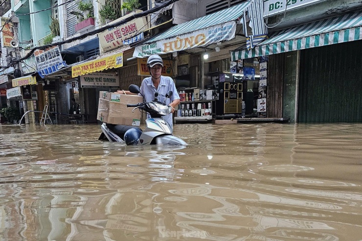 Cần Thơ Gặp Triều Cường Vượt Báo Động 3: Nhà Dân Ngập Nước, Giao Thông Bị Đứt Gãy