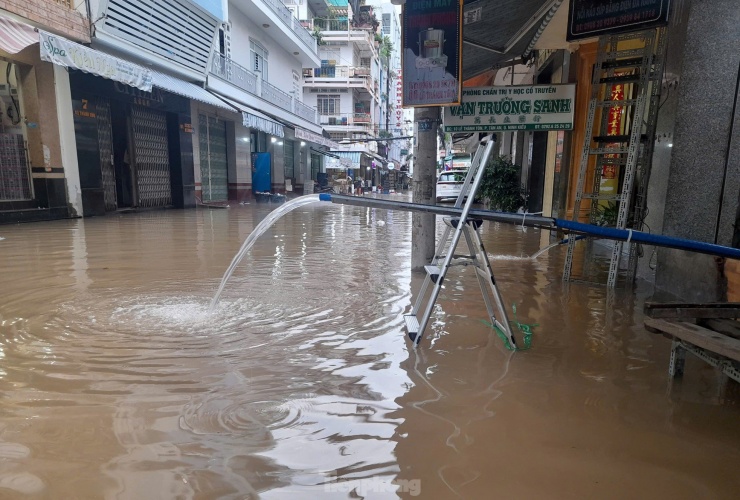 Cần Thơ Gặp Triều Cường Vượt Báo Động 3: Nhà Dân Ngập Nước, Giao Thông Bị Đứt Gãy