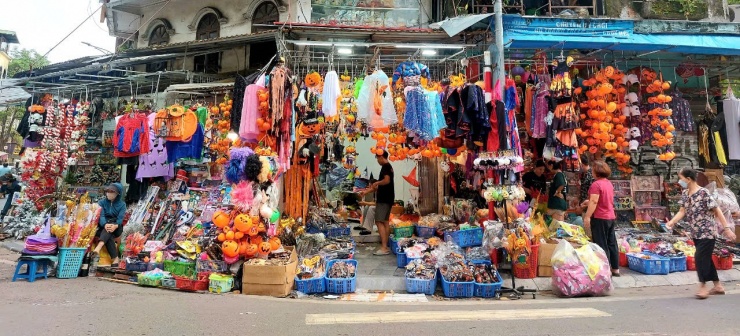 Hà Nội những ngày giữa tháng 10 thời tiết đẹp, đây cũng là thời điểm không khí Halloween bắt đầu tại phố Hàng Mã, Hàng Lược, Lương Văn Can.