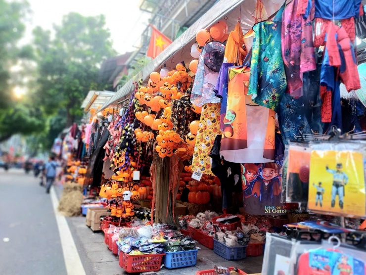 Đặc biệt nguyên dãy phố Hàng Mã đều phủ sắc màu Halloween rực rỡ. Năm nay, có vô vàn món đồ trang trí từ lớn đến nhỏ được bày bán tại đây. Các cửa hàng, doanh nghiệp muốn trang trí Halloween, chỉ cần đến đây là đủ để làm nóng không gian của đơn vị mình.