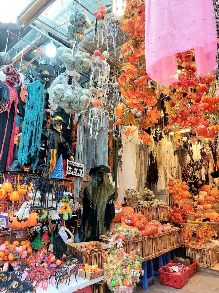 Đến gần cuối tháng 10, mỗi tối nơi đây là thành điểm đến check-in và mua sắm Halloween của giới trẻ và các gia đình nhỏ tại Hà Nội.