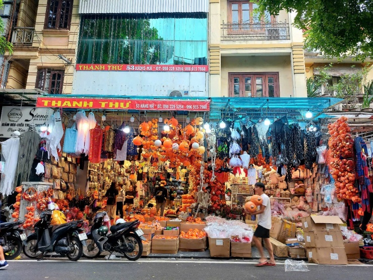 Bí ngô đủ kích thước, kiểu dáng. Vào những ngày 30-31/10, hầu như em nhỏ nào ở Hà Nội cũng cần một chiếc giỏ bí ngô để đựng kẹo và tham dự lễ Halloween ở trường.