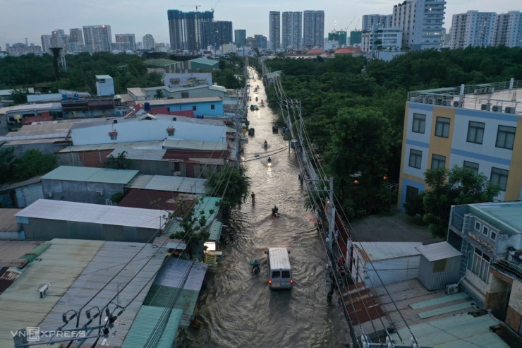 Triều cường dâng cao kỷ lục tại TP.HCM, gây ngập sâu nhiều khu vực