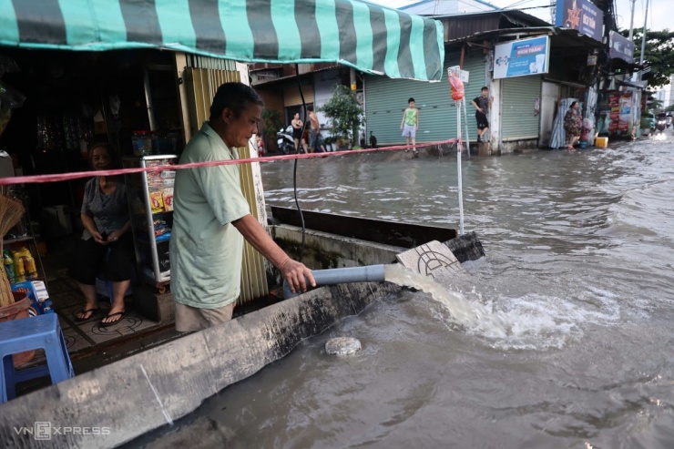 Triều cường dâng cao kỷ lục tại TP.HCM, gây ngập sâu nhiều khu vực