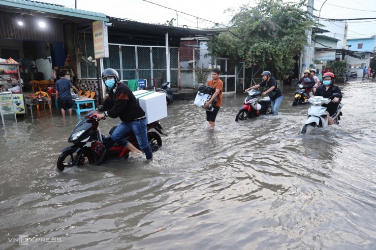 Triều cường dâng cao kỷ lục tại TP.HCM, gây ngập sâu nhiều khu vực