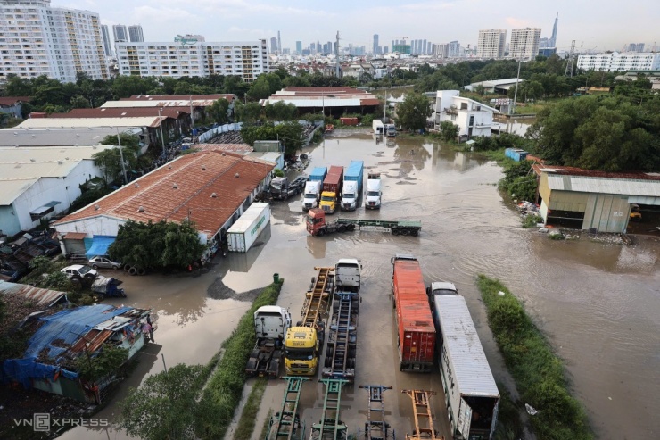 Triều cường dâng cao kỷ lục tại TP.HCM, gây ngập sâu nhiều khu vực