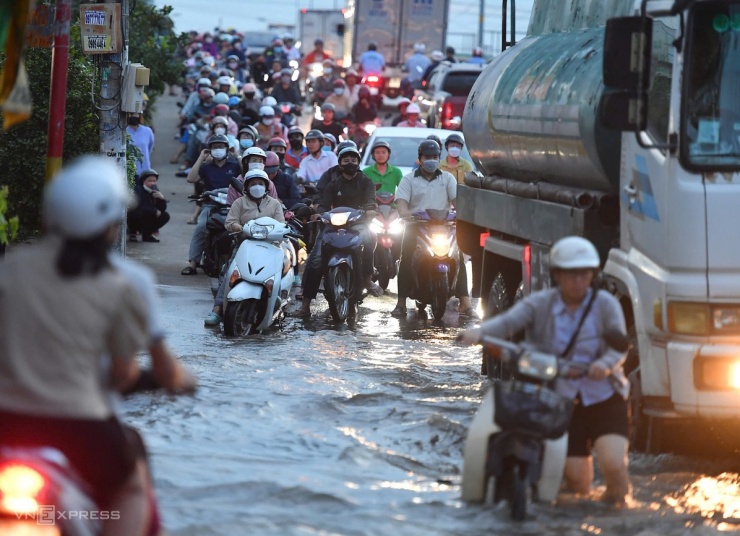 Triều cường dâng cao kỷ lục tại TP.HCM, gây ngập sâu nhiều khu vực