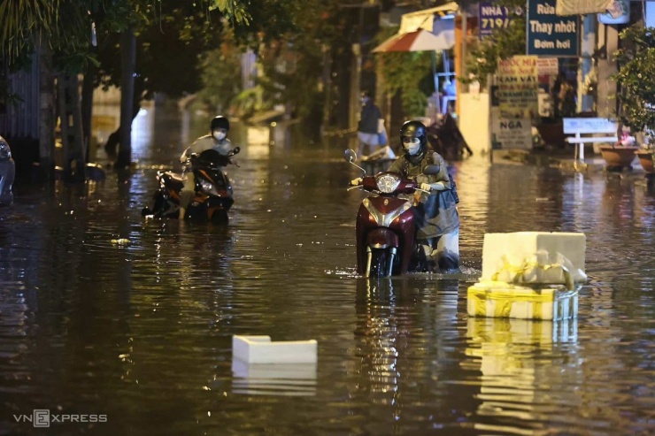 Triều cường dâng cao kỷ lục tại TP.HCM, gây ngập sâu nhiều khu vực