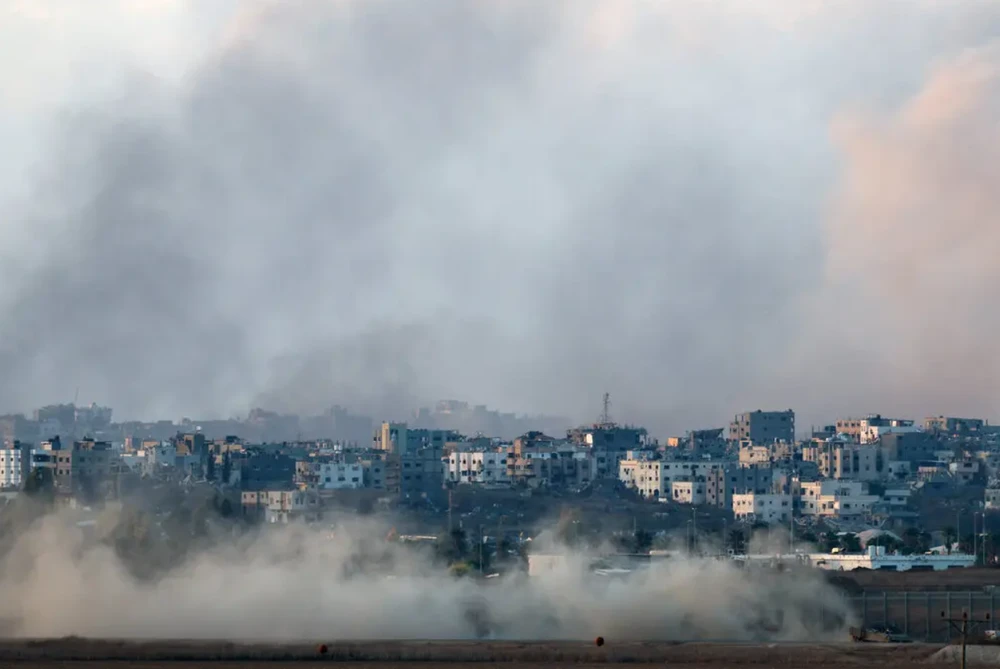 Lính Israel lái xe quân sự dọc biên giới Gaza hôm 17-10. Ảnh: REUTERS