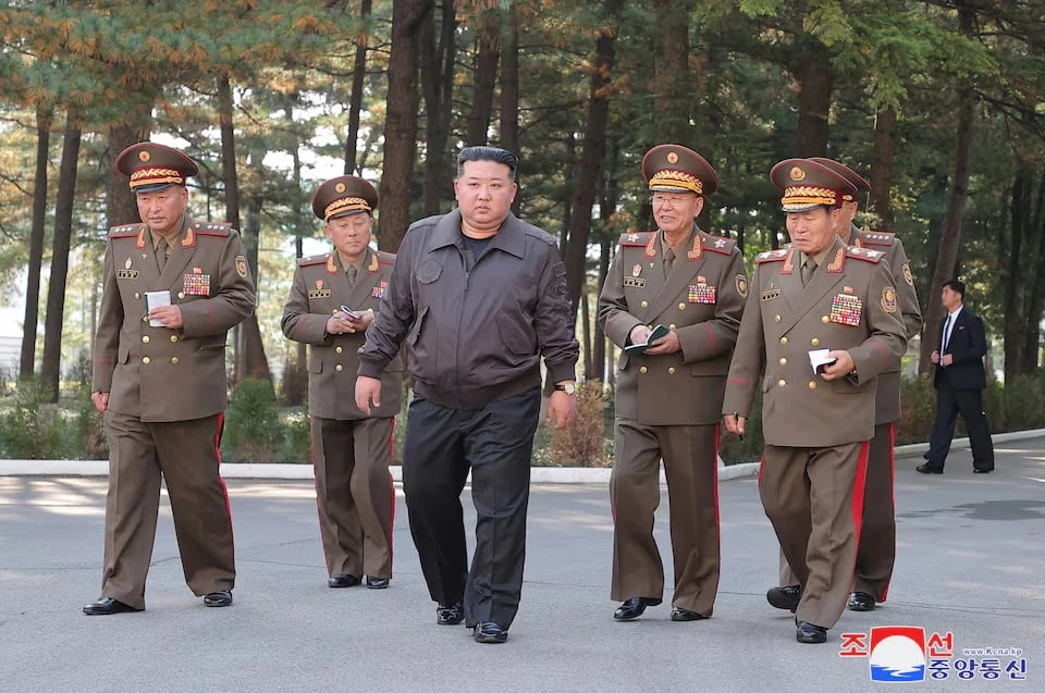 Lãnh đạo Triều Tiên Kim Jong-un thị sát trụ sở Quân đoàn 2 của quân đội Triều Tiên ngày 17-10. Ảnh: KCNA