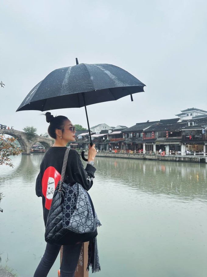 Thanh Hằng cũng tham quan cổ trấn Qibao ở ngoại thành Thượng Hải, sau khi check in bến Thượng Hải, phố đi bộ Nam Kinh. Qibao là một thị trấn bên dòng kênh, được hình thành từ thời Bắc Tống, từng là một trung tâm thương mại sầm uất. Đến nay, thị trấn vẫn giữ được nhiều nét kiến trúc cổ kính và những câu chuyện lịch sử.