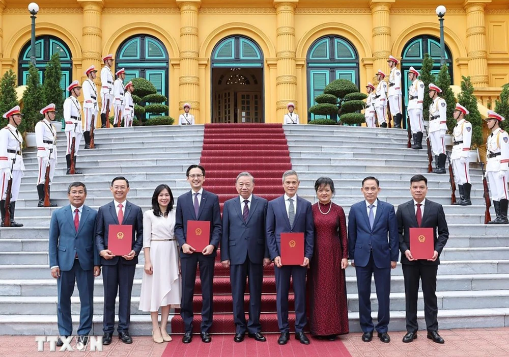 Tổng Bí thư, Chủ tịch nước Tô Lâm với các Đại sứ đặc mệnh toàn quyền, Trưởng đại diện Việt Nam ở nước ngoài nhiệm kỳ 2024-2027. Ảnh: TTXVN