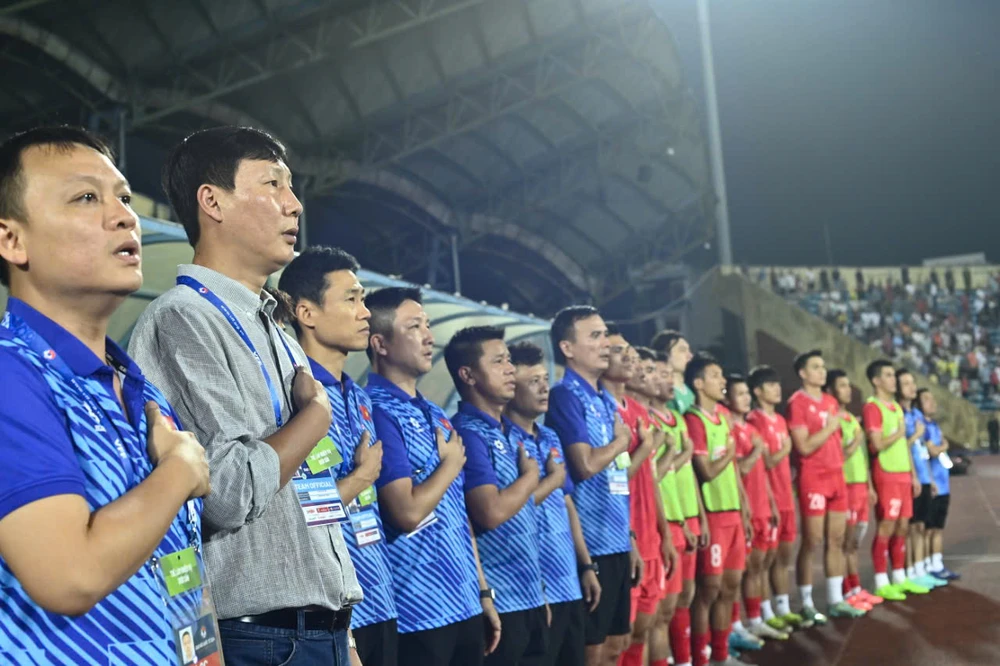 HLV Kim Sang-sik cùng các cộng sự còn nhiều việc phải làm cho mục tiêu vô địch AFF Cup 2024. Ảnh: ANH THỊNH.