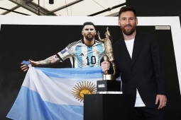 Messi rạng rỡ trong ngày nhận giải "Cầu thủ nhiều danh hiệu nhất lịch sử"