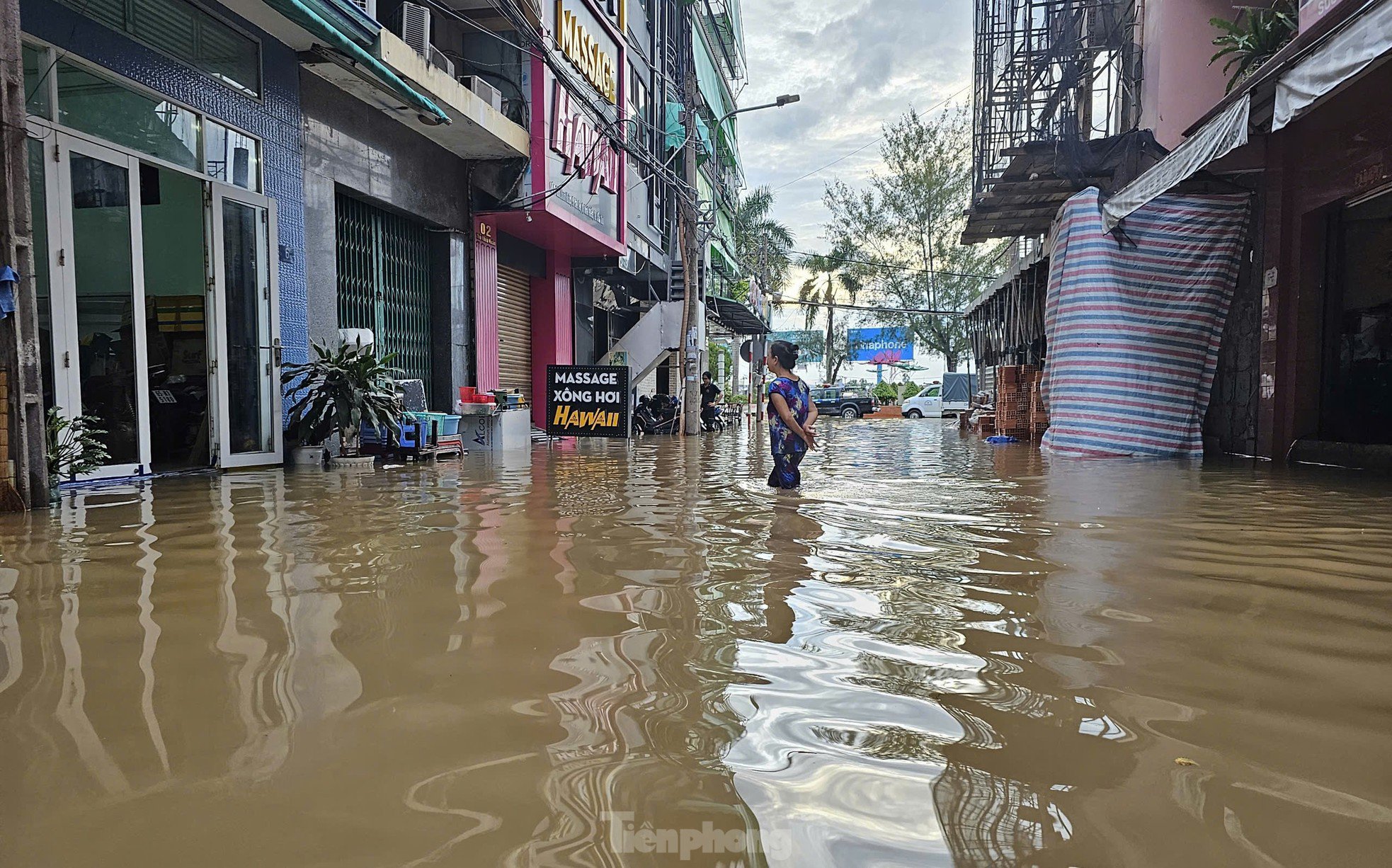 Triều cường vượt báo động 3, bến Ninh Kiều chìm trong nước - 7