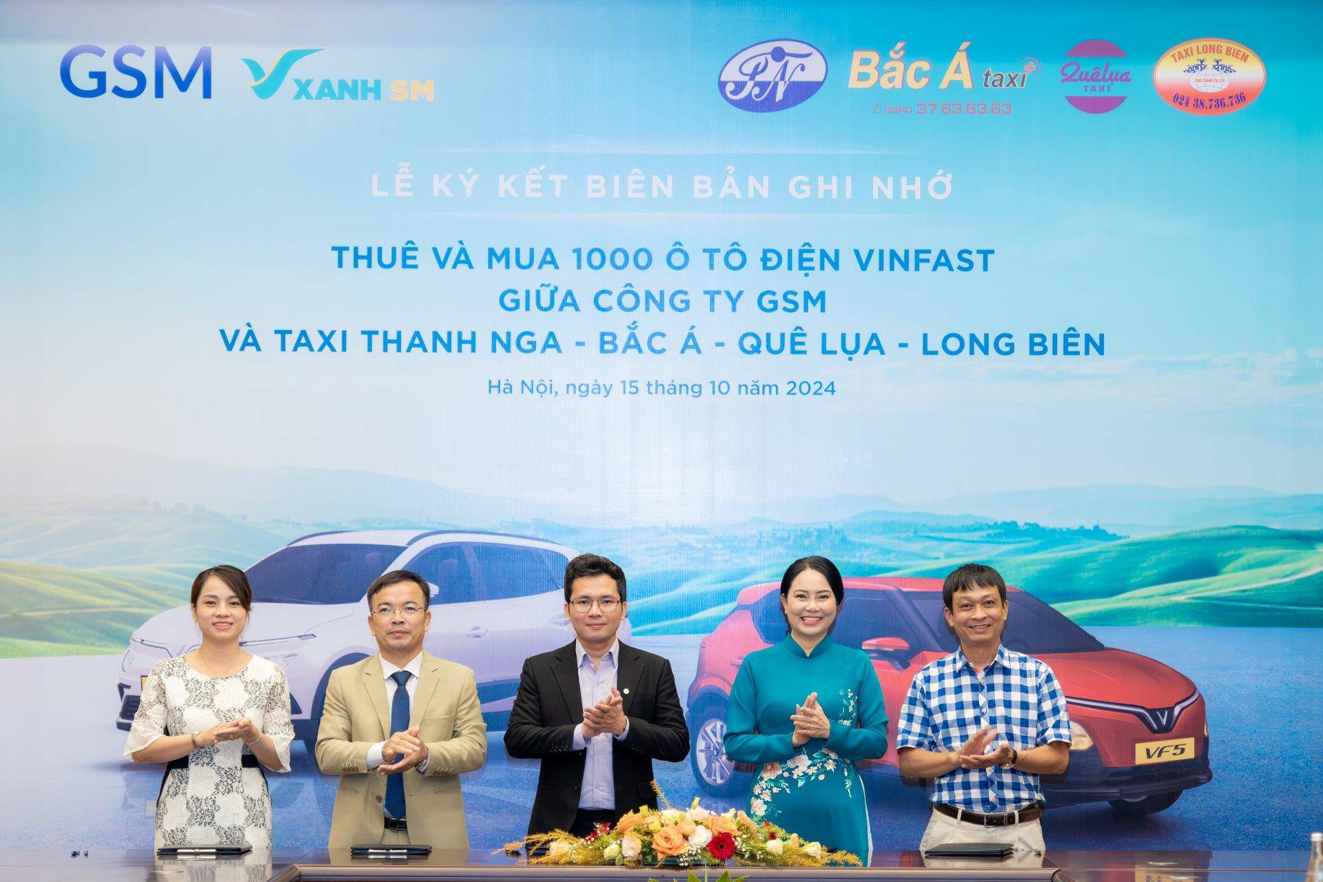 Tổng Giám đốc GSM toàn cầu (ở giữa) cùng đại diện bốn hãng taxi Thanh Nga, Quê Lụa, Long Biên và Bắc Á (từ trái qua phải) tại lễ ký kết biên bản ghi nhớ thuê và mua 1.000 ô tô điện VinFast từ Xanh SM